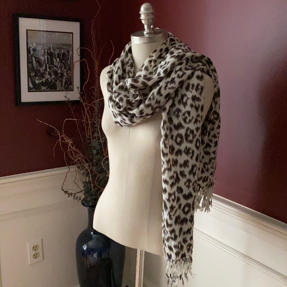 BOGO 🤑 White leopard print scarf/wrap
